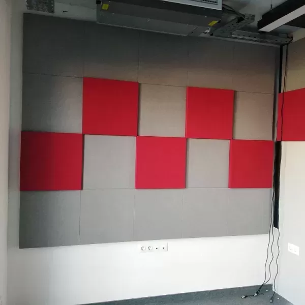 Инсталација на акустични панели во познато радио студио