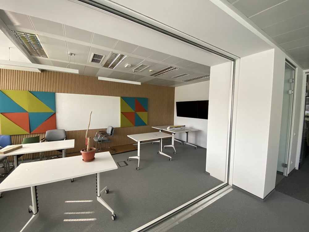 Дизајнерски акустични панели во конференциски сали